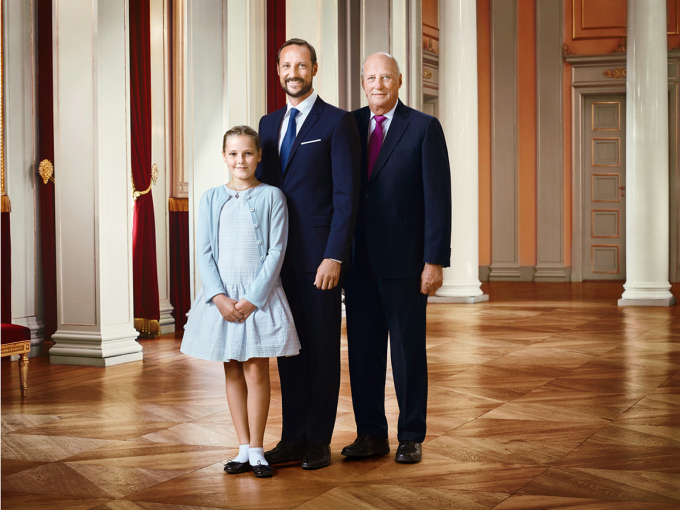 Tre generasjoner: Kong Harald, Kronprins Haakon og Prinsesse Ingrid Alexandra 2016.  Foto: Jørgen Gomnæs, Det kongelige hoff